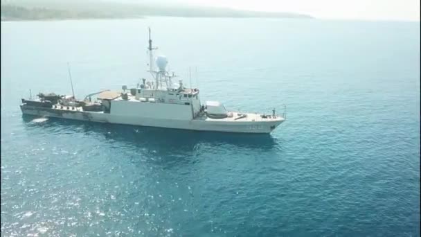 BALI (INDONÉSIE) - 17 AOÛT 2020 Navire de la Marine durant le Jour de l'indépendance de l'Indonésie. Bateau militaire ancré sur la mer. Navires de guerre au mouillage dans la baie — Video