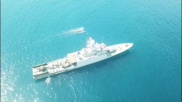 BALI, INDONESIA - AUGUST 17, 2020 Marine schip tijdens de Onafhankelijkheidsdag van Indonesië. Militaire boot verankerd op zee. Oorlogsschepen voor anker in de baai — Stockvideo