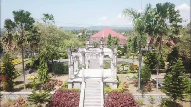Taman Ujung palacio de agua, que está situado cerca del océano y decorado por un hermoso jardín tropical, Bali, Indonesia — Vídeos de Stock