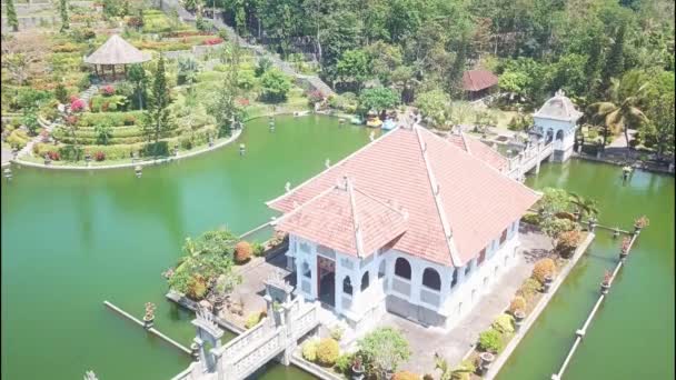 Taman Ujung palacio de agua, que está situado cerca del océano y decorado por un hermoso jardín tropical, Bali, Indonesia — Vídeos de Stock