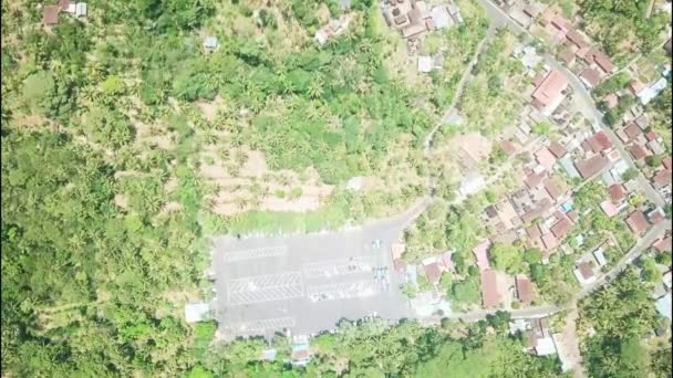 Carros dirigem e estacionam na estrada da selva. Paisagem com vista aérea. a disparar de um drone. Filmagem 4K — Vídeo de Stock