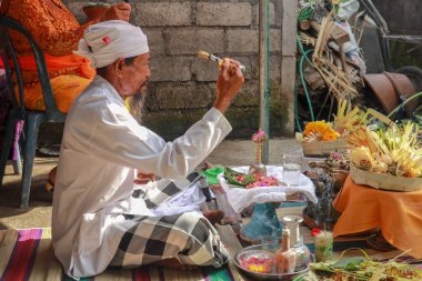 Hindu rahip ya da yaygın olarak Pedanda olarak bilinen Balili, Nuda dua, Bali 'deki villaların kutsanması..