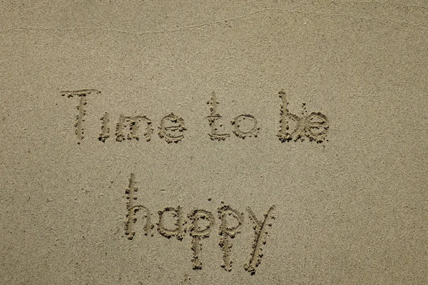 Mutlu Olma Zamanı Mutluluk Konsepti Kuma Yazılmış Tabela — Stok fotoğraf
