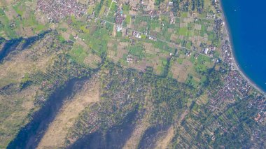 Amed Körfezi sahil şeridinin havadan görüntüsü. Endonezya, Bali.
