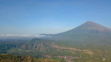 Gunung Agung volkanı, Endonezya, Bali 'nin doğu kıyısındaki küçük bir balıkçı köyü olan açık mavi gökyüzüne karşı Amed' den alınan ufka hükmediyordu..