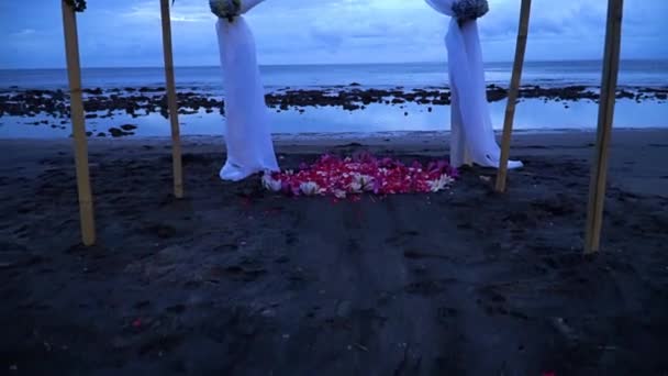 Tropikal Sahilde Egzotik Düğün Avrupa Tarzı Kemer Siyah Kumsalda Düğün — Stok video