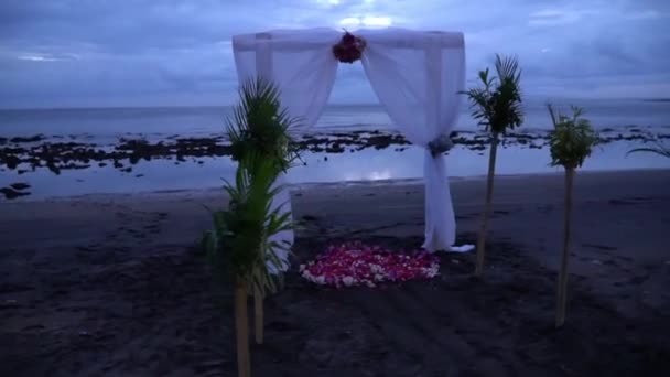Экзотическая Церемония Венчания Арка Европейского Стиля Тропическом Пляже Свадебные Ворота — стоковое видео