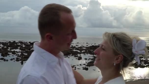 Una Pareja Novios Besándose Enfrenta Puesta Sol Una Playa Bali — Vídeo de stock