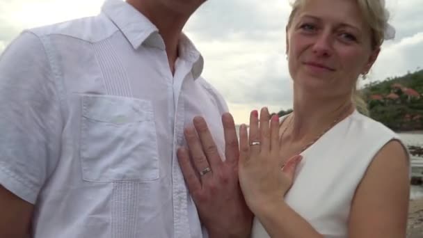 Küssendes Hochzeitspaar Steht Gegen Den Sonnenuntergang Einem Strand Auf Bali — Stockvideo