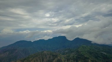 Endonezya, Bali 'de dağlar bulutlu bir günde