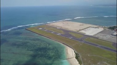 Uçak kalkıştan önce taksimetre boyunca hareket ediyor. Uçak pistte manevra yapıyor. Endonezya, Bali 'deki Denpasar Havaalanı' nda ticari uçak taksisi.
