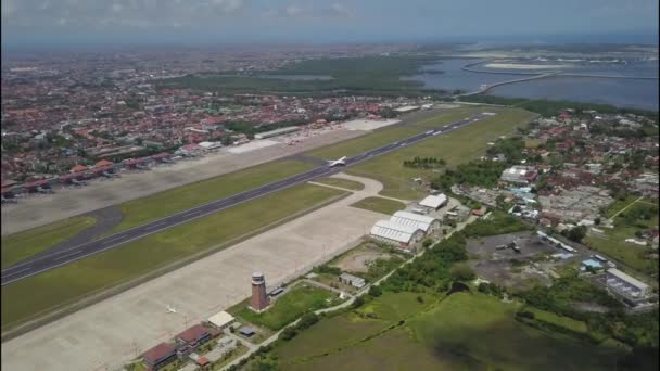 Bali, Endonezya 'daki Denpasar Havaalanı' ndan ticari bir uçağa binin. İş jetinin insansız hava aracı görüntüsü kalkıyor. Büyük jet kalkıyor. Uçak havalanıyor. — Stok video