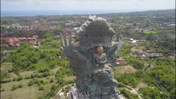 Güney Kuta 'daki GWK Kültür Parkı' ndaki Garuda Wisnu Kencana heykeli Bali, Endonezya 'nın en tanınmış sembollerinden biri. — Stok video