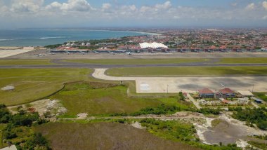 Bali havaalanında uçaklar, Bali adası, Endonezya. Ngurah Rai havaalanının havadan görüntüsü