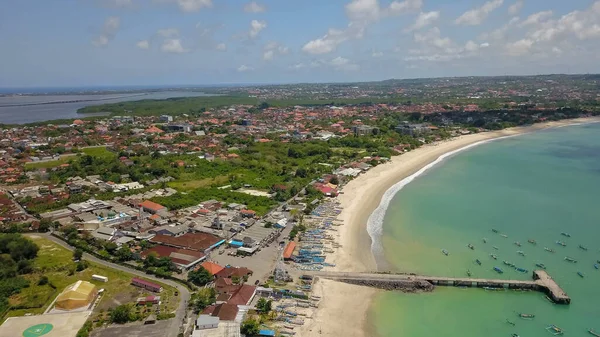 Volo aereo drone sopra acqua turchese cristallo dell'oceano, porto, porto, molo nella luce solare luminosa del giorno. Travel Transport Relax Tourism Concept. Paradiso tropicale Isola di Bali, Indonesia. Cinematico — Foto Stock