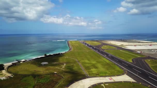 Vista aérea del aeropuerto abandonado, aterrizaje en pista. Drone disparó 4k. Aeronaves que aterrizan en el aeropuerto internacional Ngurah Rai, Bali, Indonesia — Vídeo de stock