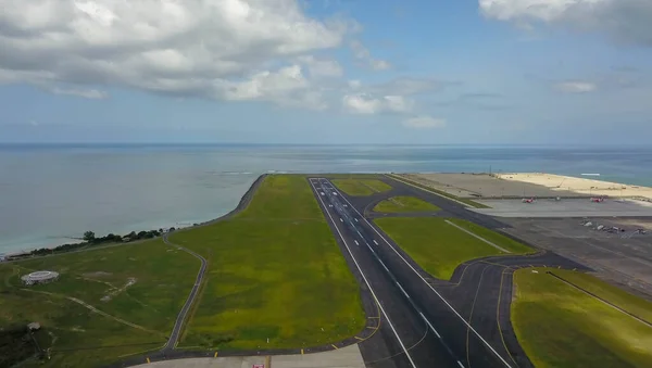 Endonezya, Bali 'deki Denpasar Uluslararası Havaalanı' nda pist. Okyanusa uzanan pist. Ngurah Rai havaalanının havadan görüntüsü — Stok fotoğraf