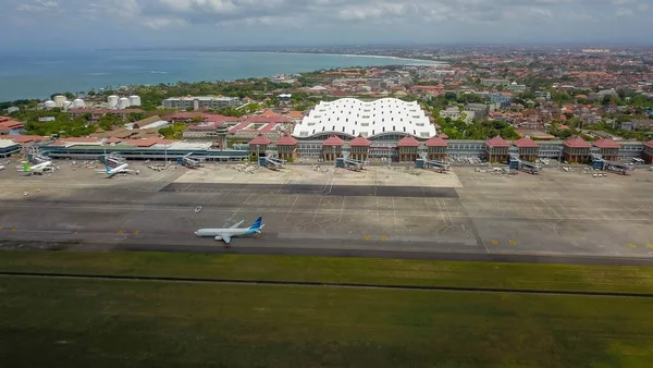 Międzynarodowe Lotnisko Denpasar Ngurah Rai, Bali Island, Indonezja. Statki powietrzne krajowego indonezyjskiego przewoźnika lotniczego przed terminalem pasażerskim portu lotniczego — Zdjęcie stockowe