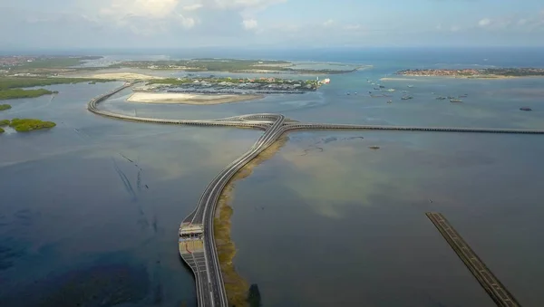 Vista aérea de la autopista de peaje Bali Mandara sobre el mar. Coche, puente de la motocicleta a través del Golfo de Benoa que conecta la ciudad de Denpasar y el sur de Kuta, Nusa Dua y el aeropuerto internacional de Ngurah Rai — Foto de Stock