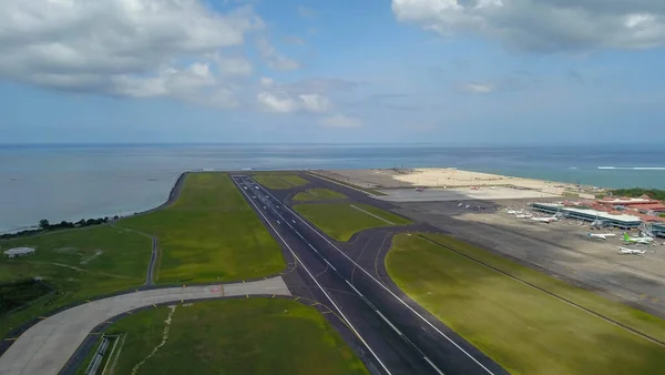 Pista all'aeroporto internazionale di Denpasar a Bali, Indonesia. Pista che raggiunge l'oceano. Vista aerea per l'aeroporto di Ngurah Rai — Foto Stock