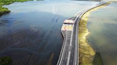 Yukarıdan gelen yüksek kalite hava yolu denizi. Bali Tollway 'in gişe kapısı