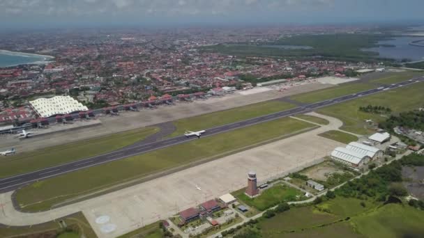 Bali, Endonezya 'daki Denpasar Havaalanı' ndan ticari bir uçağa binin. İş jetinin insansız hava aracı görüntüsü kalkıyor. Büyük jet kalkıyor. Uçak havalanıyor. — Stok video