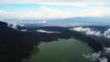Kuzey Bali, Endonezya 'daki Twin Lakes Buyan ve Tamblingan' ın hava manzarası, Bali 'deki bir kaldera gölü. Bali adasının dağlarında turkuaz suyu olan güzel göller. Manzara, göl