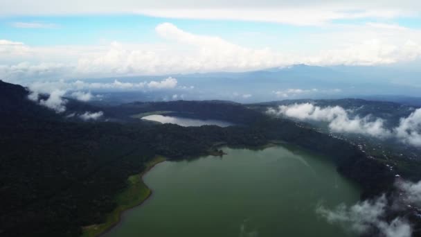 Luftaufnahme von Twin Lakes Buyan und Tamblingan im Norden Balis, Indonesien, einem Caldera-See auf Bali. Schöne Seen mit türkisfarbenem Wasser in den Bergen der Insel Bali. Landschaft, See — Stockvideo