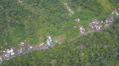 Havadan Büyük Gölü kıyısındaki küçük bir köye, Bali adasındaki Caldera Gölü 'ne. Yeşil cennet manzarası, yeşil doğal fotoğraf arkaplanı. Endonezya.