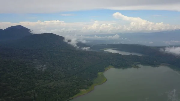 北バリのツインレイクブヤンとタンブリンの上空からの眺め インドネシア バリのカルデラ湖 バリ島の山の中にターコイズブルーの水がある美しい湖 — ストック写真