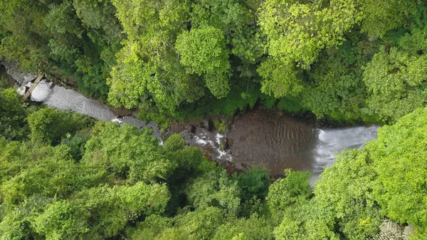 バリ島Mundukに位置するLabuhan Kebo滝の空中ドローンビュー — ストック写真