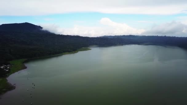 Luftaufnahme des Sees Buyan und der Berge im Hintergrund. Bali, Indonesien — Stockvideo