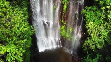 Ulusal park Doi Inthanon, Asya, Tayland 'daki tropikal yağmur ormanlarında saklı bir şelale. 4k Hava Görünümü
