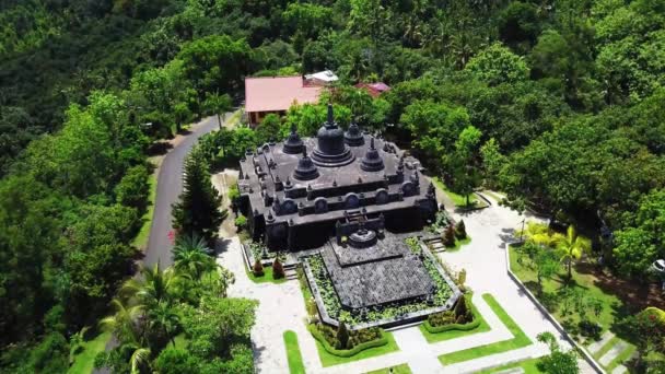 Flygdrönare vy Brahmavihara-Arama även känd som Vihara Buddha Banjar är buddisttempel kloster i bergen nära Lovina i norra Bali — Stockvideo