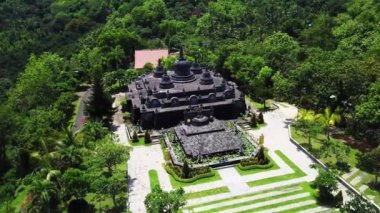 Budist tapınağı Brahma Vihara Arama Endonezya 'daki Bali adasında tanrıların heykelleriyle. Bali Tapınağı, eski Hindu mimarisi, Bali mimarisi, Antik tasarım. Seyahat kavramı
