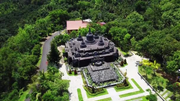Vista aérea de Mini Borobudur - miniatura no Mosteiro Budista Brahma Vihara Arama — Vídeo de Stock