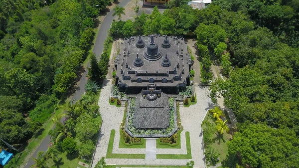 Vista aérea do templo budista tradicional Brahma Vihara Arama, Bali, Indonésia. Templo balinês, Arquitetura, Projeto antigo. Conceito de viagem — Fotografia de Stock