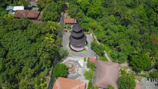 Buddhistický chrám Brahma Vihara Arama se sochami bohů. letecký pohled balijský chrám, stará hinduistická architektura, Bali architektura, starobylý design. Cestovní koncept. indonésie — Stock fotografie