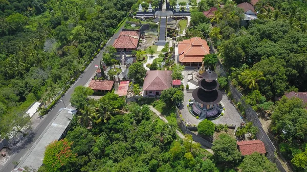 Letecký pohled na oranžovou chrámovou věž na zeleném kopci, buddhistický klášter Brahma Vihara Arama — Stock fotografie
