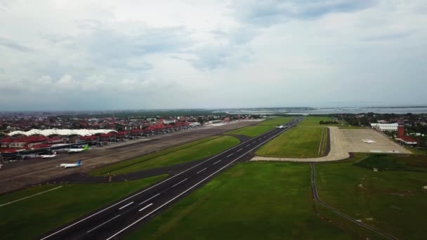 Drone view of planes taking off at a small airport. A big aircraft takes off from an airport in Bali. Departures of aircraft of the National Indonesian Society. 4k video footage — Vídeos de Stock