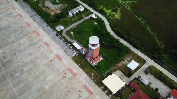 Havaalanı kontrol kulesi. Havaalanı kontrol kulesi tam kapasitede. Radar kontrol kulesi ve gökyüzü boyunca bir uçak. Endonezya Bali Uluslararası Havaalanı 'ndaki Orange havaalanı kontrol kulesi. — Stok video