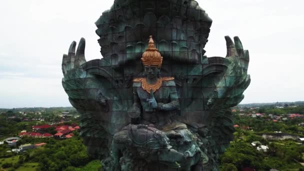 Close-up van de meest iconische bezienswaardigheid Garuda Wisnu Kencana in Bali bij zonsopgang, pan-up — Stockvideo