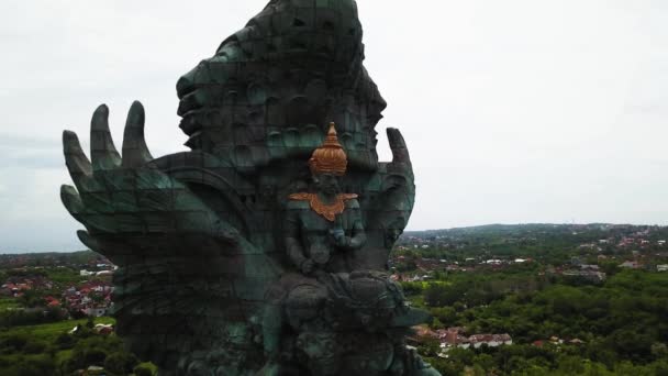 Posąg Garudy Wisnu Kencana. GWK 122-metrowy posąg jest jednym z najbardziej rozpoznawalnych symboli hinduskiej religii i popularnej kultury zabytkiem wyspy Bali, Indonezja — Wideo stockowe