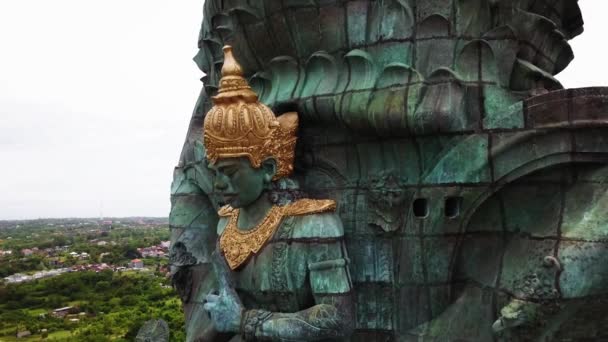 Close-up van een bronzen beeld van Garuda op het terrein met de toeristische attractie GWK. Luchtfoto van massief standbeeld van hindoegod Garuda in zuid Bali, Indonesië — Stockvideo