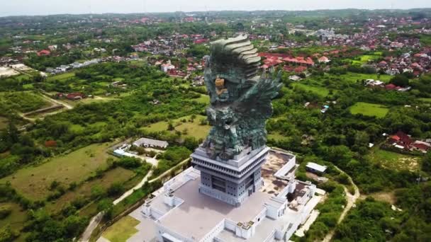 Luchtfoto standbeeld hindoe god garuda wisnu kencana Standbeeld, Bali. Standbeeld. Gesloten gebied met een toeristische attractie, situatie als gevolg van het coronavirus Covid-19 pandemie — Stockvideo