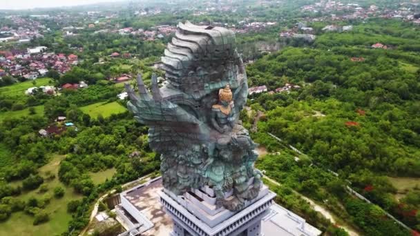 Κοντινό πλάνο του πιο εμβληματικού ορόσημου Garuda Wisnu Kencana στο Μπαλί το ξημέρωμα, — Αρχείο Βίντεο