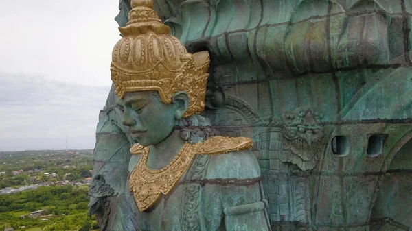 Close up da estátua de Wisnu em Garuda Wisnu Kencana, parque cultural GWK em Bali, Indonésia — Fotografia de Stock