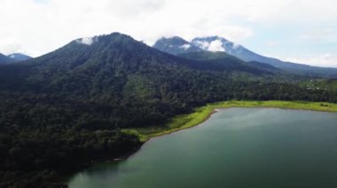 Bratan Gölü ve Bali 'nin Bedugul tatil beldesi üzerindeki hava manzarası