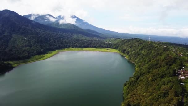 Widok z lotu ptaka na jezioro Bratan i okoliczne tereny kurortu Bedugul na Bali — Wideo stockowe