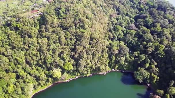 Agua turquesa en un lago de bosque montañoso con pinos. Vista aérea del lago azul y bosques verdes. Vista sobre el lago entre el bosque de montaña. Sobre el agua cristalina del lago de montaña. Agua dulce — Vídeos de Stock